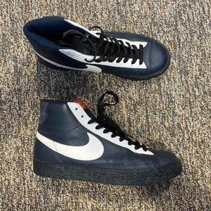 Navy blue Nike blazers mid 77 men’s size 8.5 women’s size 10